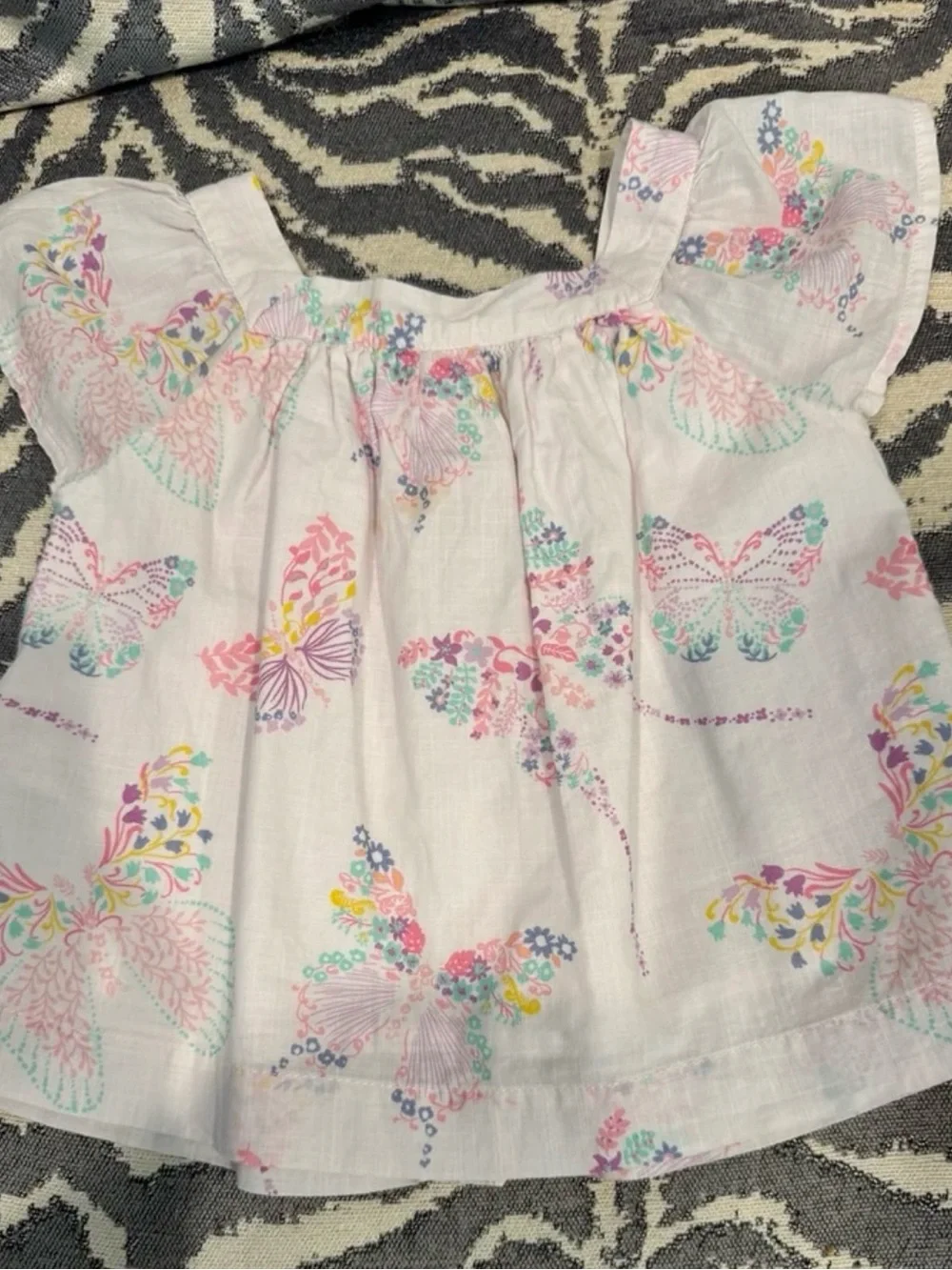 Baby Gap Size 3T white short sleeve shirt with pastel butterflies, buttons